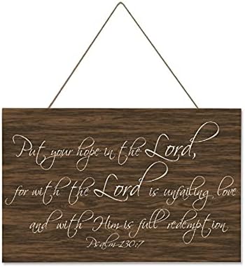Дървена табела в селски стил с думите на Псалм 130:7 Положете надеждата си на Господа, защото с Господ - неизменната любов и с него - пълно единение C-15 Направено в САЩ 25x